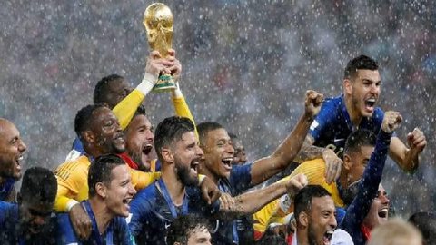 Mais uma estrela no céu azul francês: em final com seis gols, França vence a Croácia e garante o bi
