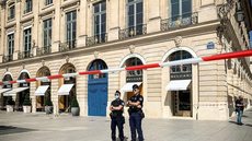 Suspeitos são capturados em perseguição após roubo de joias em Paris