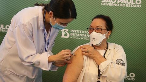 SP começa a aplicar dose de reforço da vacina contra Covid-19 em profissionais de saúde e idosos com mais de 60 anos