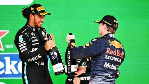 Hamilton mostra empatia com Verstappen e quer ser bom exemplo para Russell