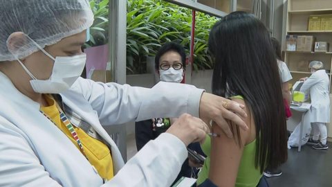 Cidade de SP vacina adolescentes de 12 a 14 anos e aplica dose de reforço em idosos acima de 90 anos nesta segunda