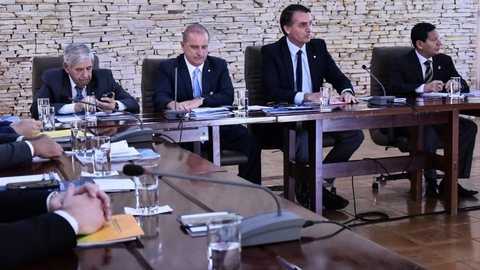 Bolsonaro faz reunião com ministros para discutir metas do futuro governo
