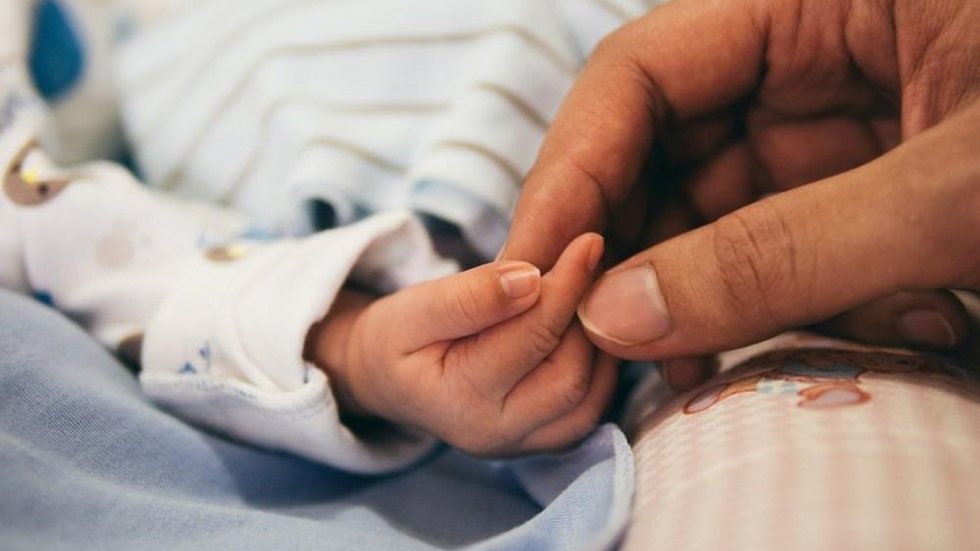É arriscado beijar bebês recém-nascidos? Veja que cuidados tomar na hora da visita