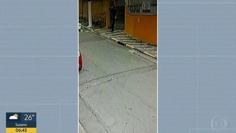 Imagens de segurança mostram homem importunando sexualmente 2 crianças na Zona Sul de SP