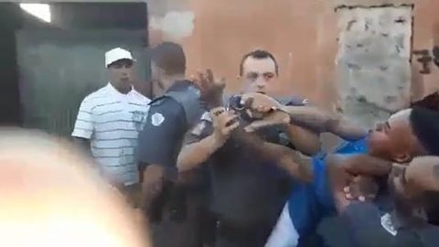 Policiais dão ‘mata-leão’ em suspeito preso por tráfico em Paraguaçu Paulista
