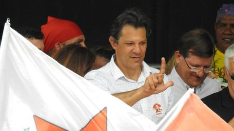 Vantagem de Bolsonaro racha campanha de Haddad, e PT rejeita se descolar de cartilha de Lula