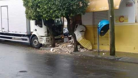 Caminhão perde freio e invade bar em bairro de Penápolis