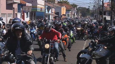 Romeiros em motocicletas abrem Festa de Nossa Senhora Aparecida