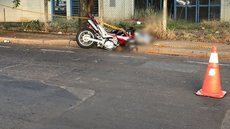 Auxiliar de produção morre a caminho do trabalho após bater moto em árvore em Rio Preto