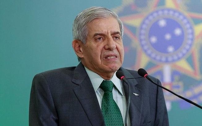 Heleno comenta fala de Barroso sobre Bolsonaro defender ditadura