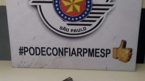 Estudante é flagrado com arma escondida em mochila dentro de sala de aula