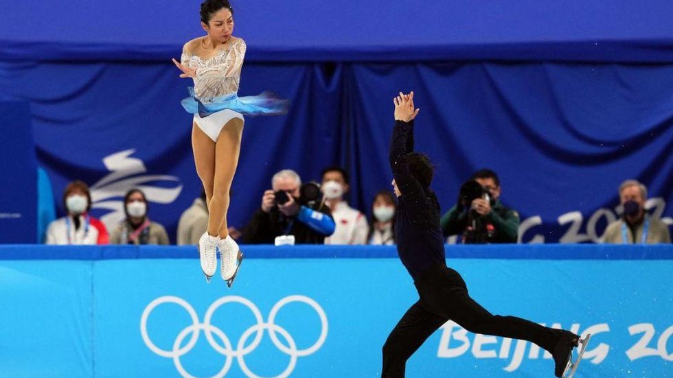 China bate recorde mundial e leva ouro na patinação artística em dupla