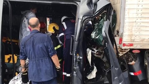 Engavetamento com 7 veículos deixa 12 feridos em Itajaí