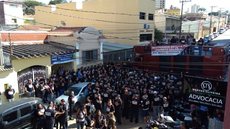 Motoristas de ônibus fecham rua durante assembleia sobre greve em Sorocaba