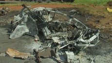 Casal morre carbonizado após carro bater em caminhão e explodir
