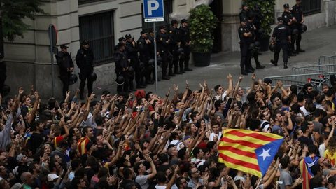 Cerca de 300 mil protestam em Barcelona contra violência policial