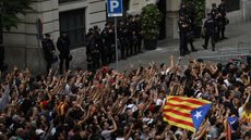 Cerca de 300 mil protestam em Barcelona contra violência policial