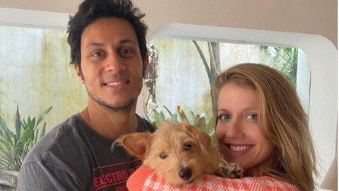 Gabriela Prioli adota cachorrinho com sequelas de cinomose