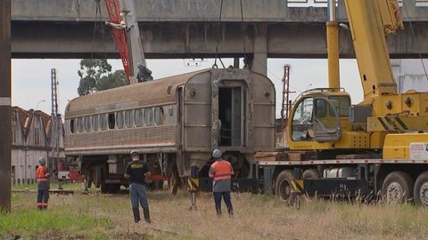 Vagões são retirados da Estação Ferroviária de Bauru e levados para SP
