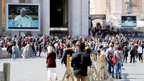 Covid-19: para evitar aglomeração, papa transmite oração via internet