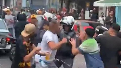 Vídeos mostram PMs de SP sendo agredidos e atirando em confronto com frequentadores de baile funk; policial é ferido e suspeito baleado