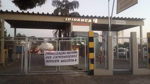 Justiça Federal exige desbloqueio de caminhões em central de distribuição de combustíveis