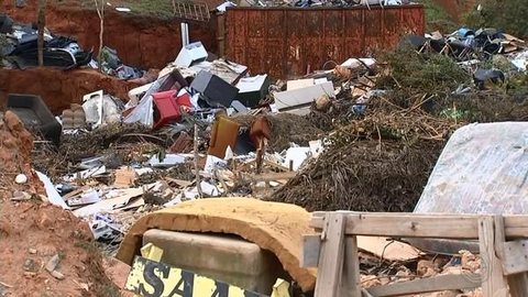 Lixo se acumula em ecopontos após fim de contrato em Sorocaba