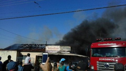 Incêndio em casa se alastra e atinge sorveteria em Andradina
