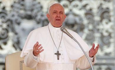 Papa reza pelos que cuidam da limpeza de ruas e hospitais