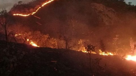 Incêndio destrói 300 hectares no entorno do Parque Gruta da Lagoa Azul em MT