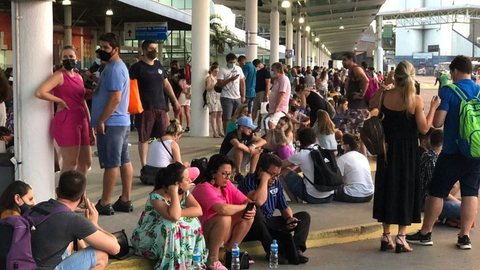 Passageiros de cruzeiro cancelado por surto de Covid relatam briga por pizza após horas de espera; VÍDEO
