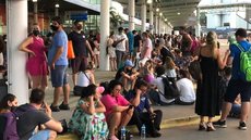 Passageiros de cruzeiro cancelado por surto de Covid relatam briga por pizza após horas de espera; VÍDEO