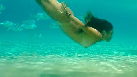 Dani Suzuki posta foto nadando nua