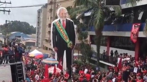 Recepção – ABC tem boneco gigante de Lula com faixa presidencial