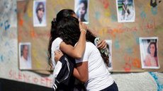 População de Suzano homenageia vítimas um ano após massacre em escola