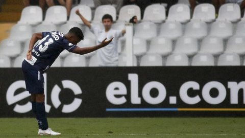 Em jejum de gols no Santos, Rodrygo reencontra Vitória, principal vítima no Brasileirão