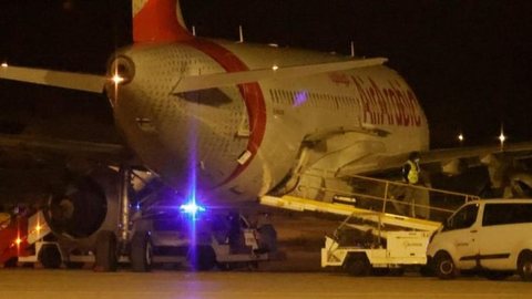 Passageiros são presos por tentarem entrar ilegalmente na Espanha após parada de emergência de avião