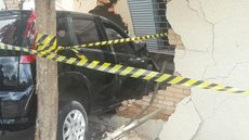 Muro fica destruído após carro atingir casa em Birigui
