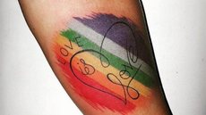 Mãe surpreende filhas transexuais com tatuagem de arco-íris e frase ‘Amor é amor’