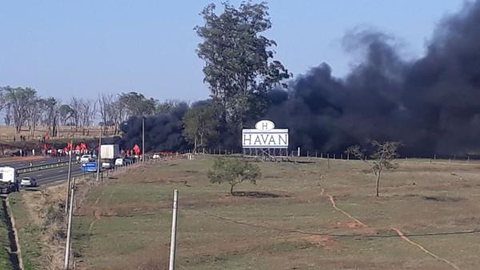 Integrantes de movimentos sociais bloqueiam rodovia em protesto na região de Bauru