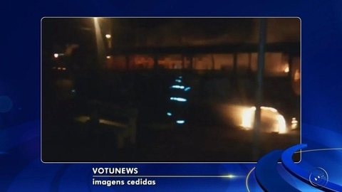 Ônibus estacionado pega fogo em praça de Ouroeste