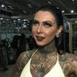 Miss Tattoo Week tem mais de 70% do corpo tatuado e língua cortada: ‘A dor é gostosa’