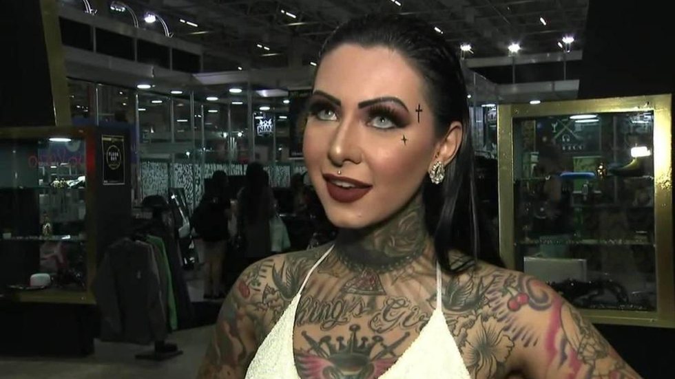 Miss Tattoo Week tem mais de 70% do corpo tatuado e língua cortada: ‘A dor é gostosa’
