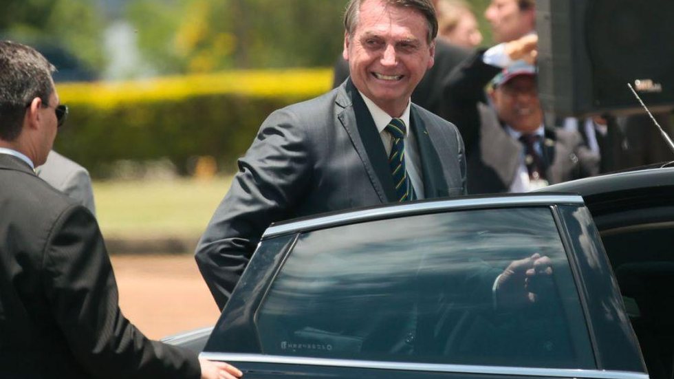 Bolsonaro sanciona lei que criminaliza incentivo à automutilação