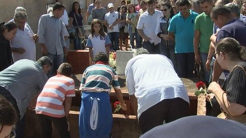 Comoção marca enterro da brasileira que passou mal durante voo à Tailândia