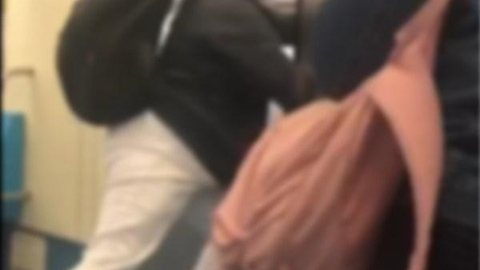 Passageira expulsa mulher sem máscara de vagão do Metrô de São Paulo