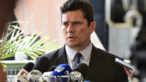 Moro defende apuração sobre caso envolvendo ex-assessor do filho de Bolsonaro
