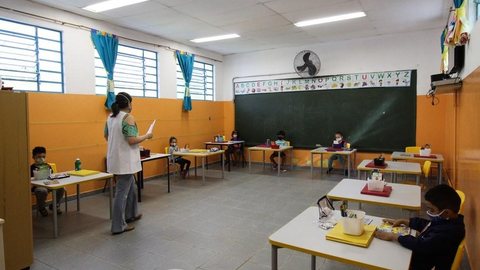 Prefeitura de SP vai contratar 5 mil mães de alunos para ajudar a cumprir protocolos contra Covid nas escolas municipais