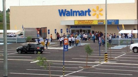 Justiça condena Walmart a pagar R$ 100 mil a gerente obrigado a rebolar na frente de clientes em SP