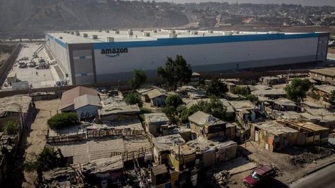O controverso armazém da Amazon no meio de favela